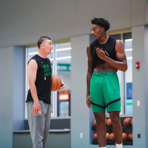 绿军官方晒训练照：普理查德&amp;新援安芬尼-西蒙斯在列